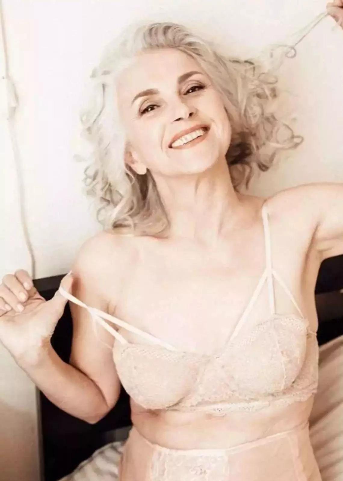 50岁身材超好的瑜伽女人,50岁女人成熟身材瑜伽