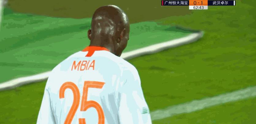 中超黑马客场领先恒大!远征球迷瞬间沸腾,卡帅连换3人拼了