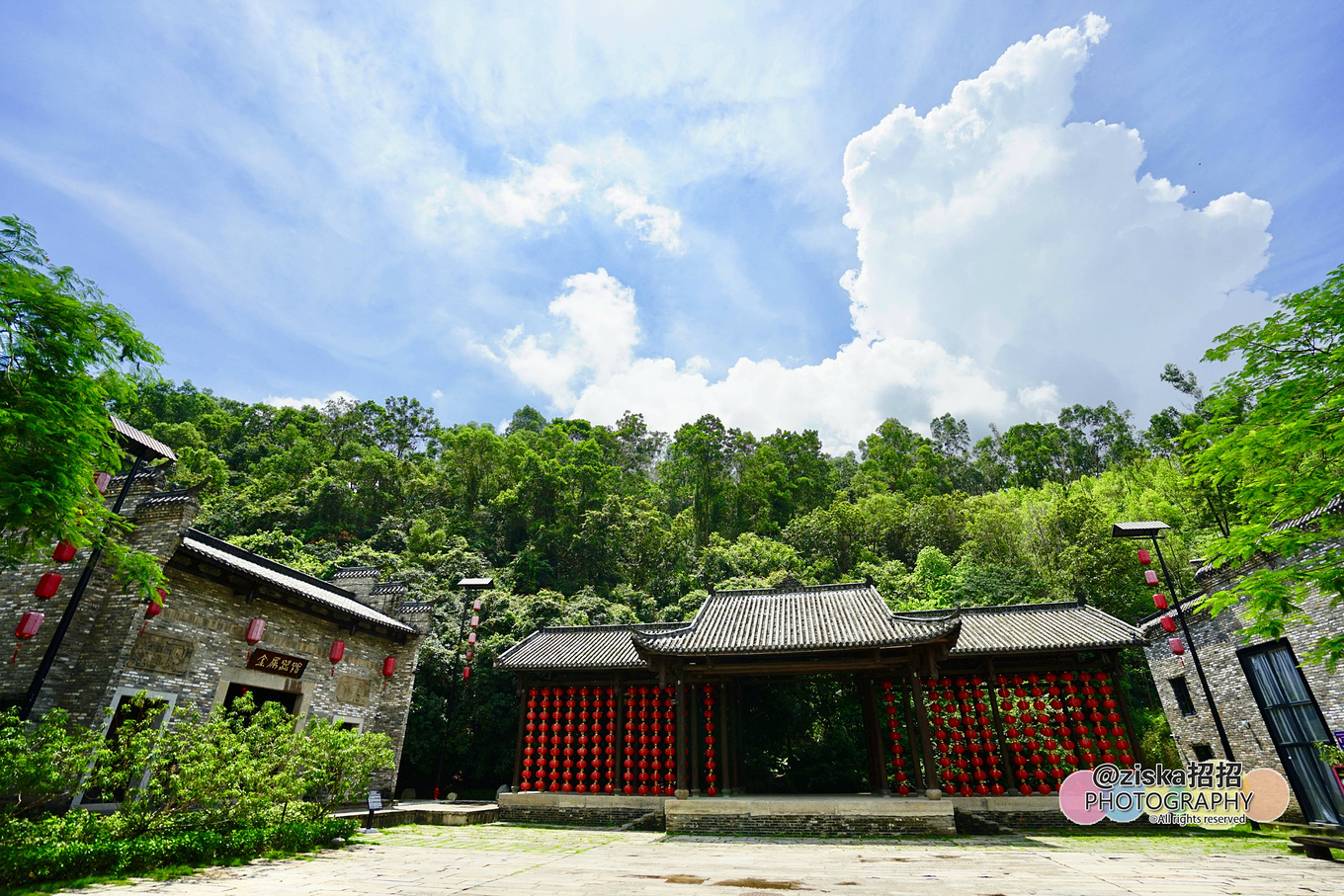 小伙探索神秘洞穴视频,小伙独自探索深山神秘古墓