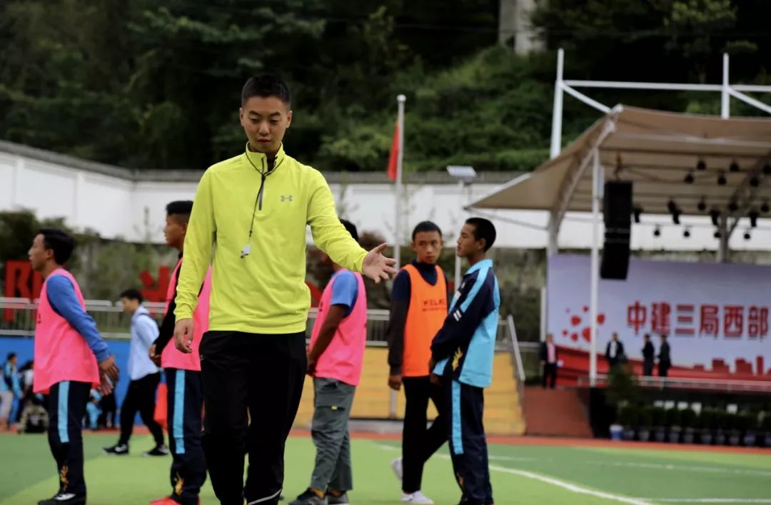 足球公益行动贫困山区小学,爱心足球慈善公益行走进乡村小学