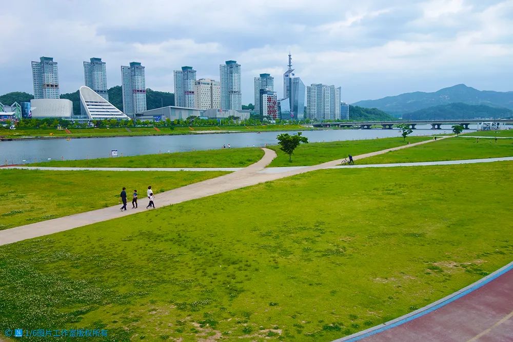 鍗庨珮鑾辨柉鍙戝睍鍘嗗彶,鍗庨珮鑾辨柉浜т笟闆嗙兢