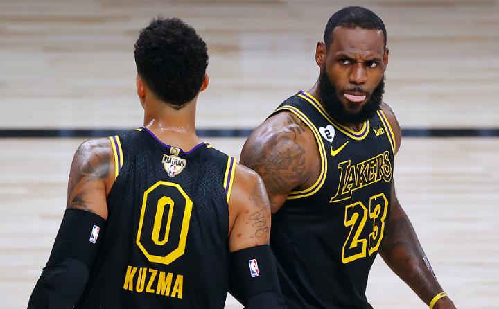 43分0失误,珍妮巴斯送飞吻