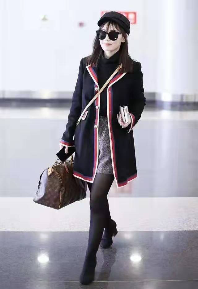 马蓉穿廉价裙子现身,马蓉穿的名牌格子衣服