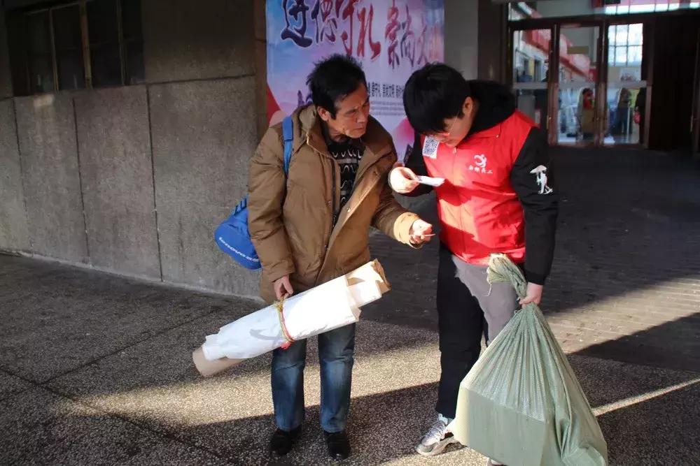 白银：爱心志愿者成为汽车站春运一道最亮风景线