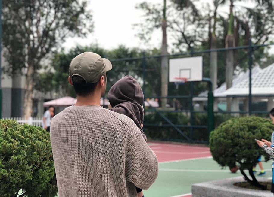 余文乐晒与儿子合照,余文乐骑电动车带孩子