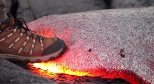 不小心掉进岩浆怎么办?仅有一种方法自救,这名士兵就曾死里逃生