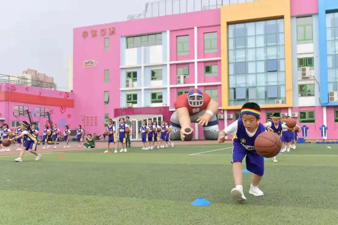 一共有207人参加体操表演,一百多人体育节开场