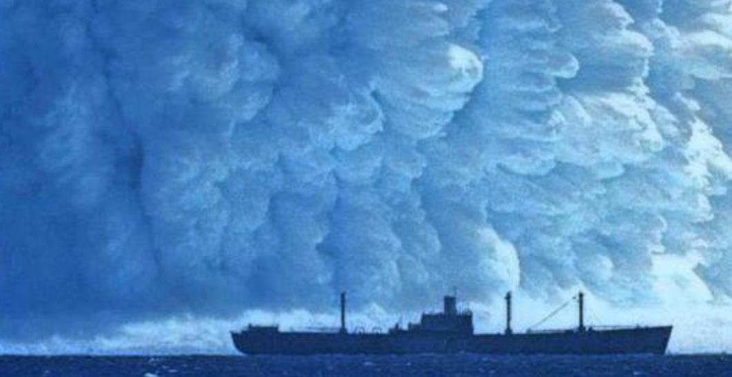 万吨巨轮遭遇台风视频,万吨巨轮搁浅沙滩实拍救援全过程