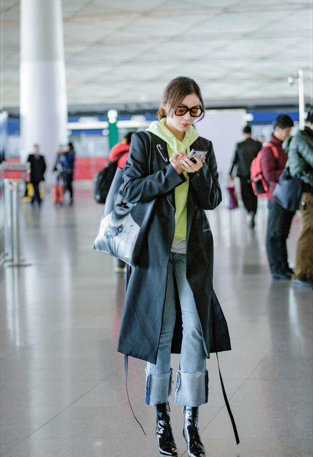 马蓉lv,马蓉现身机场穿的黑大衣红围巾