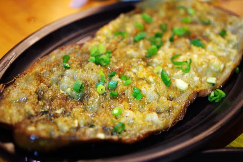 夜幕升起思北路口，285蚝味馆撸个串喝个酒聊个天！