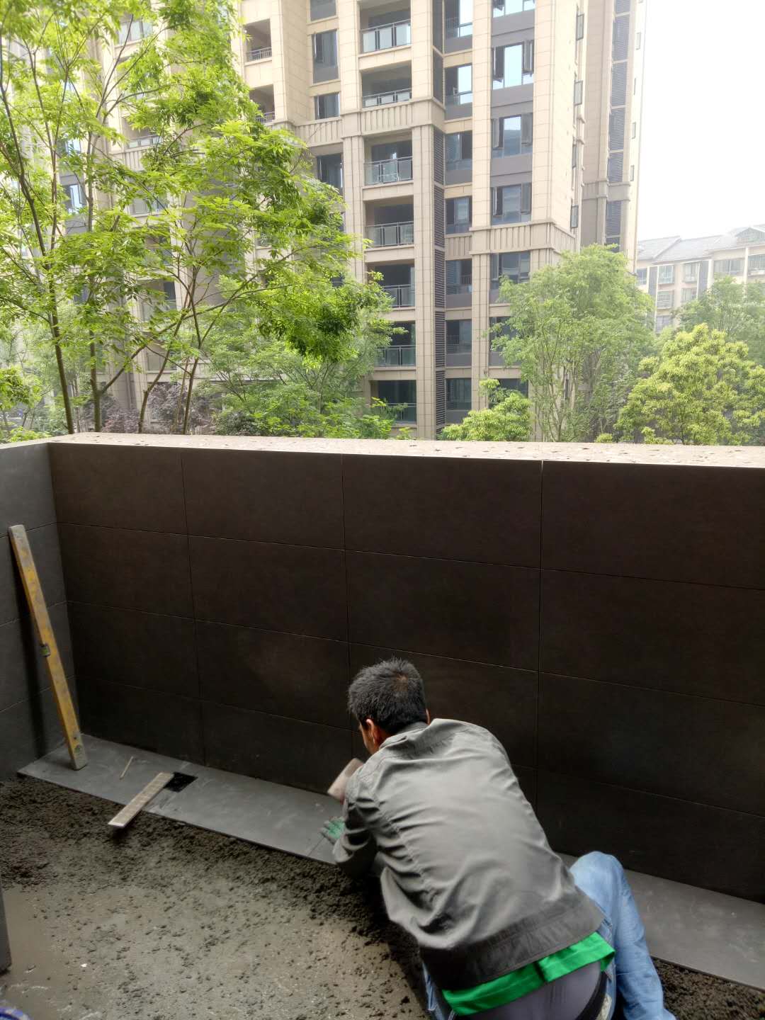 永川装修公司，永川青苹果装修队置城荣华府贴砖图片