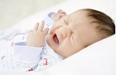 宝宝脸上长了好多小红点是怎么了,婴儿的脸上长出小红点是什么原因