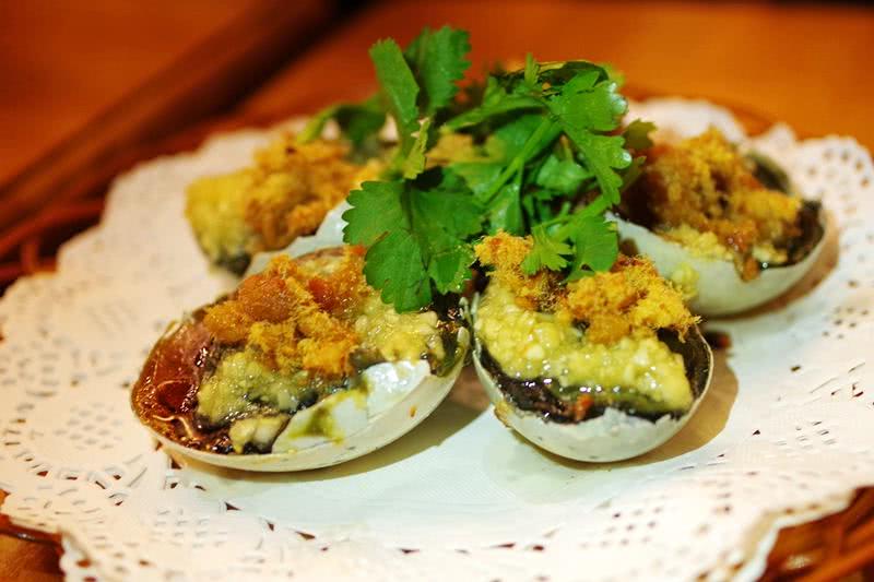 夜幕升起思北路口，285蚝味馆撸个串喝个酒聊个天！