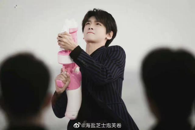 gq盛典蔡徐坤迪丽热巴内场 (gq盛典迪丽热巴蔡徐坤同框)