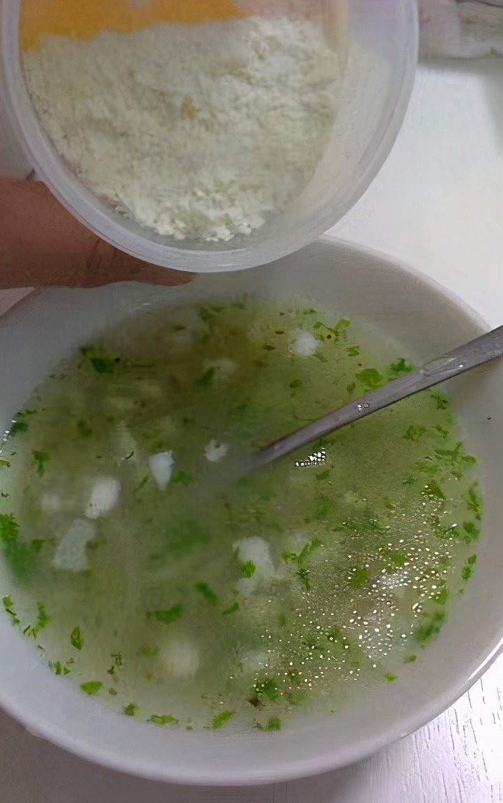 宝宝吃的第一口辅食米粉如何选,宝宝的第一口辅食吃什么米糊