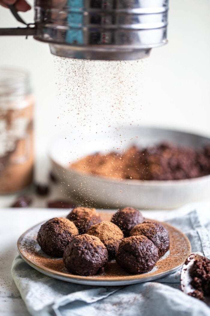 芝麻球巧克力味,芝麻酱能量球的做法