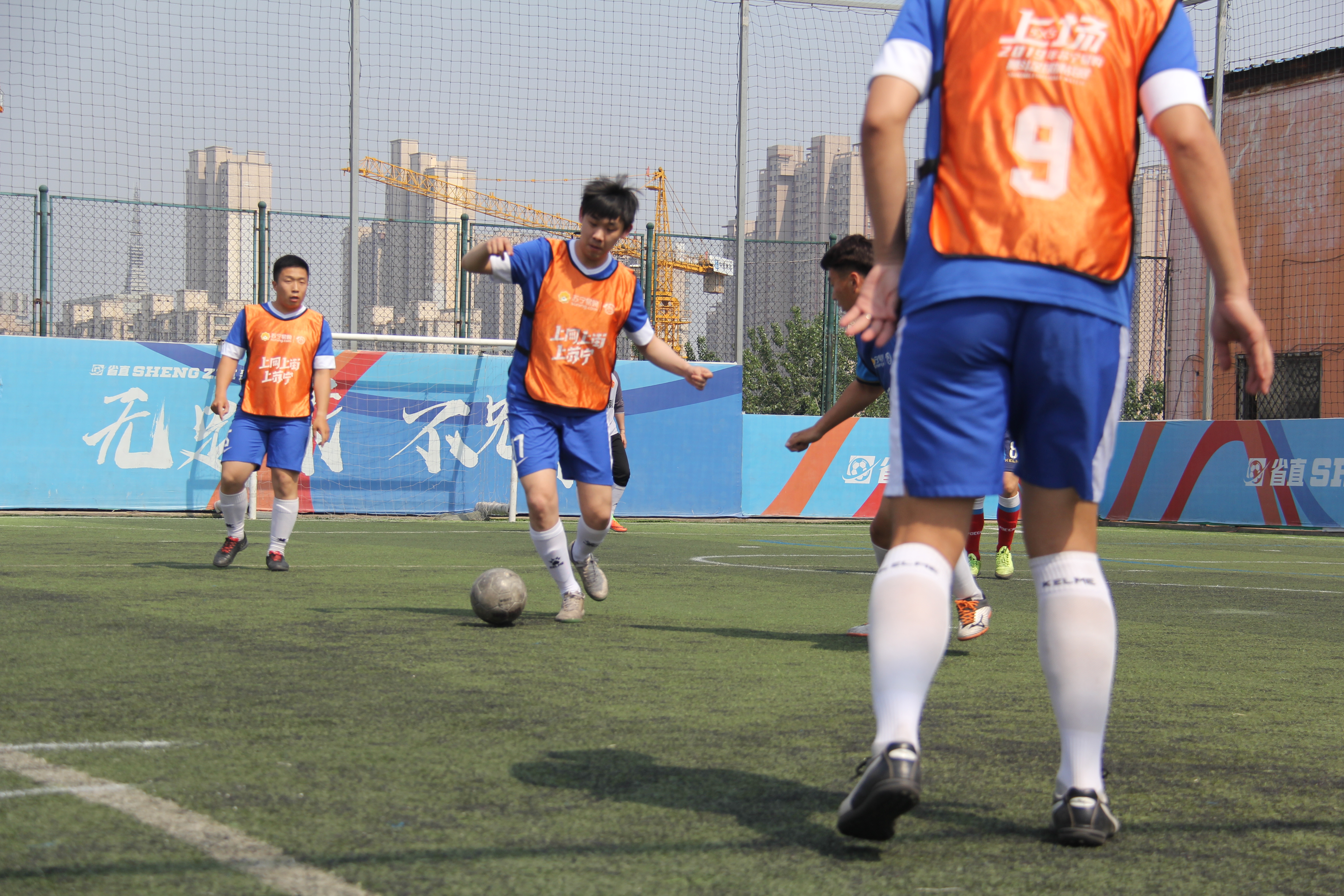 老年队足球,老年队对青少年队足球比赛