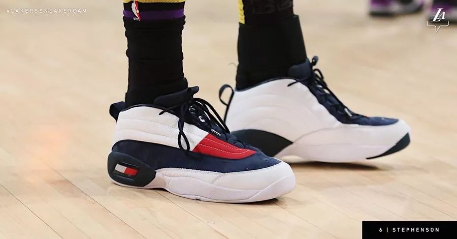 “手套”经典战靴再现赛场，公牛内线支柱上脚LBJ8中国红