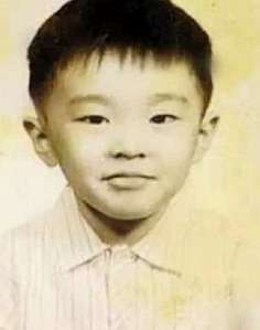 带给我们无数欢笑的喜剧之王，终于把自己活成了悲剧|艾问人物