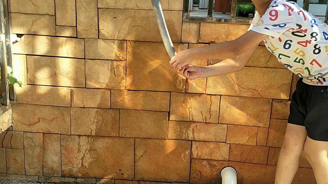 空调管漏水导致墙壁受潮怎样处理,空调排水管露在墙壁怎么办