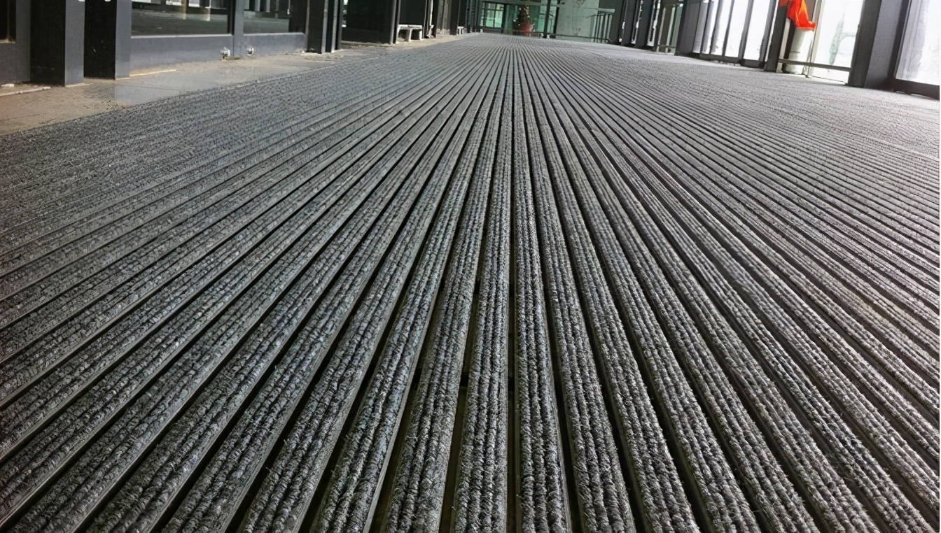 现在还有人客厅放地毯么,家里地毯脏了你会用什么方法清理