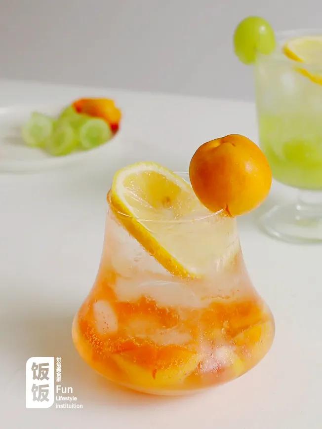 草莓青提气泡水,青提乌龙气泡水