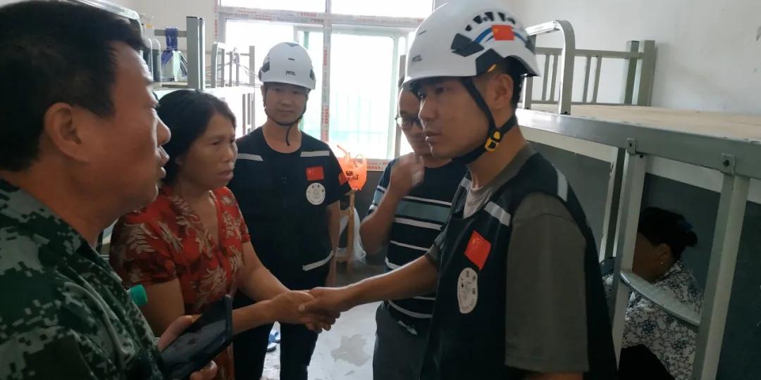 无惧风雪严寒坚守战役一线,不惧风雨救援