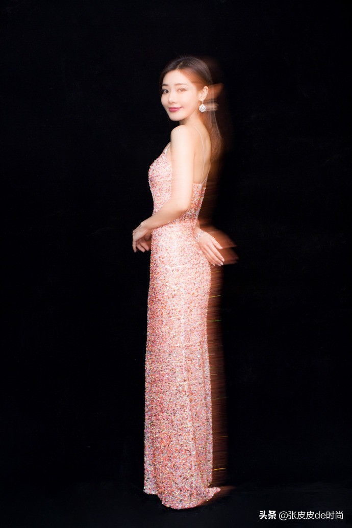 小姨妈邓家佳今年几岁了,小姨妈邓家佳晒照秀窈窕身材