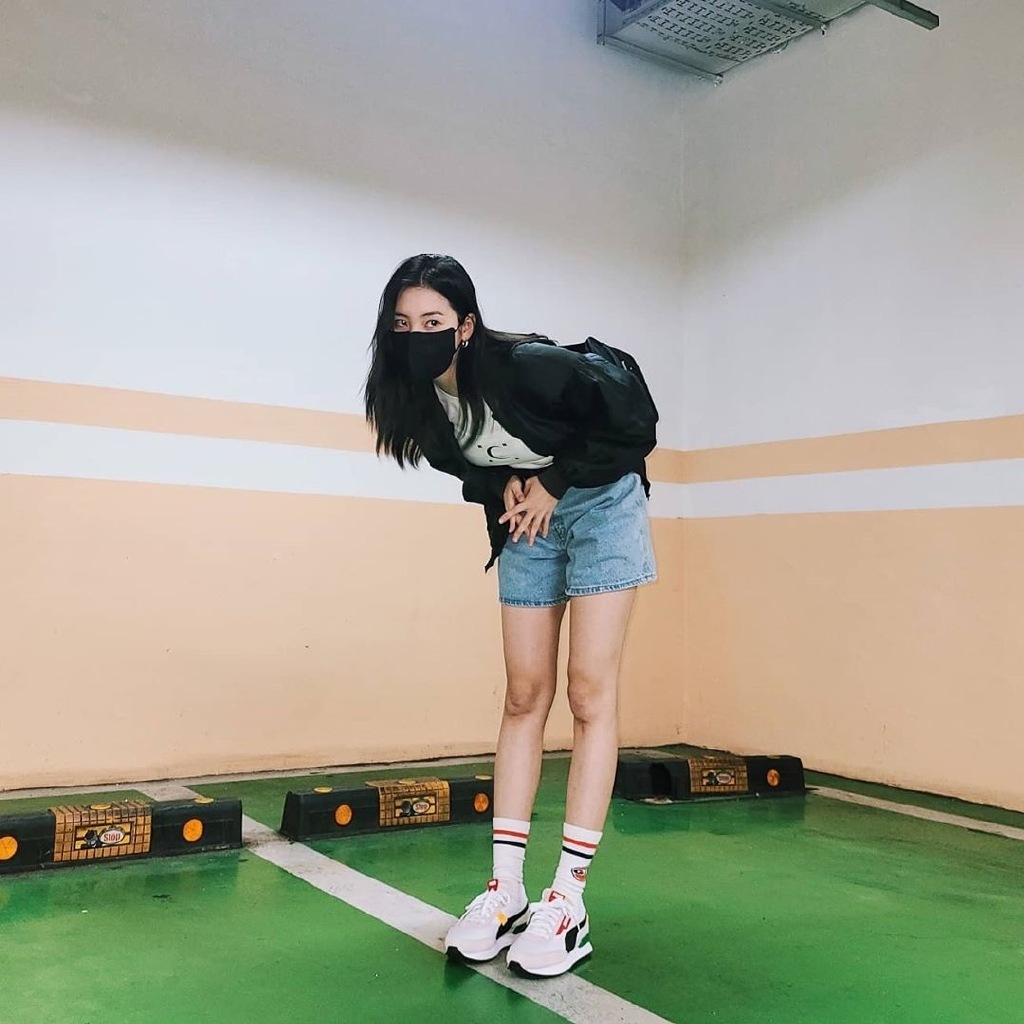 “南韩腿精”李宣美*服私**,白T超短裤加棒球外套,大长腿抢镜