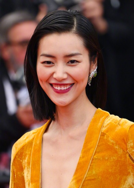 过年涂什么口红才不会输夏天 (回家过年应该涂什么样的口红)