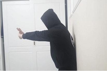 背部肩胛骨凸起该怎么改善图片,后背肩胛骨高低如何矫正