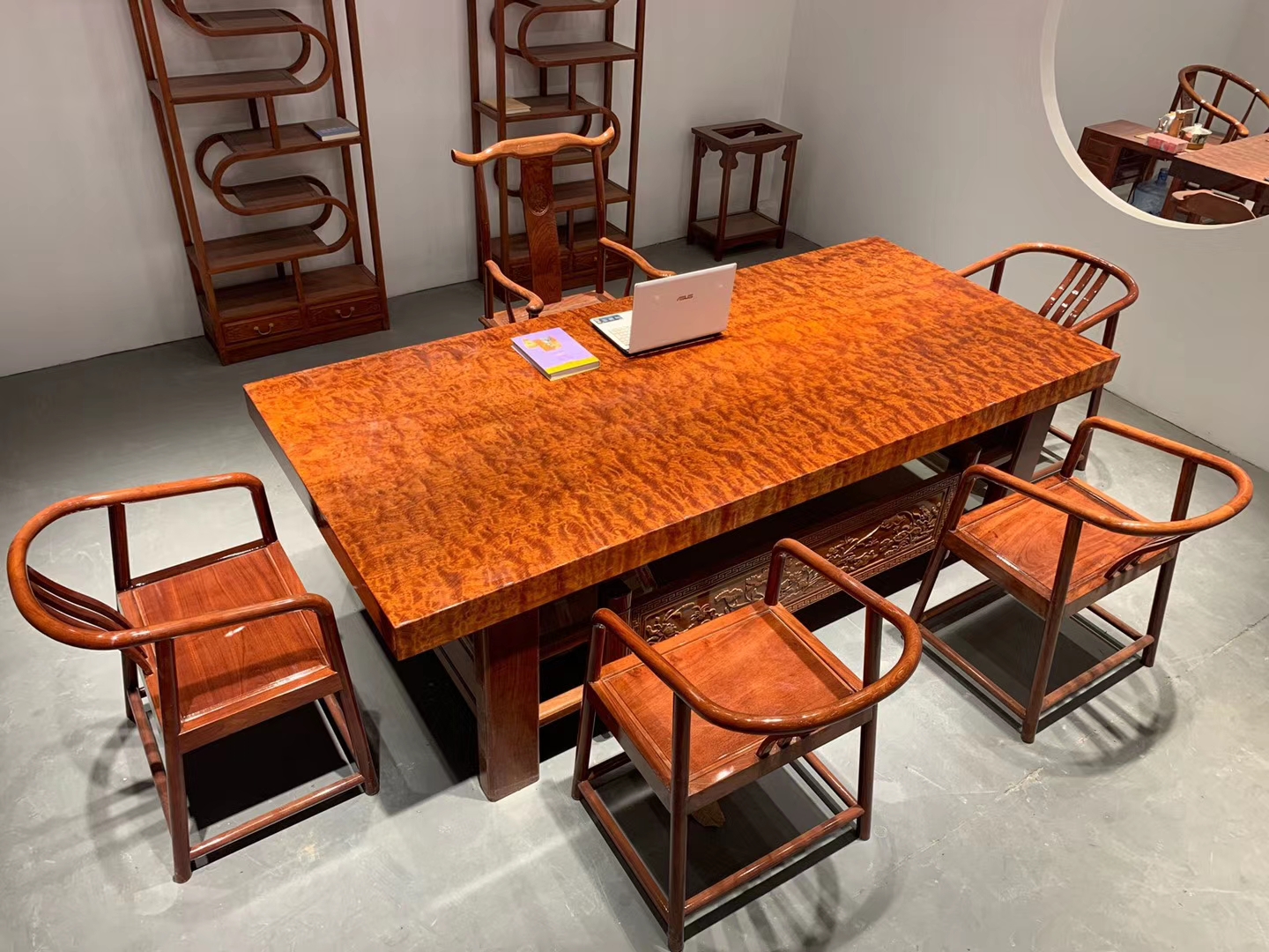 成都土豪50岁娶媳妇，聘礼给70吨，整整5卡车，漂洋过海太浩大