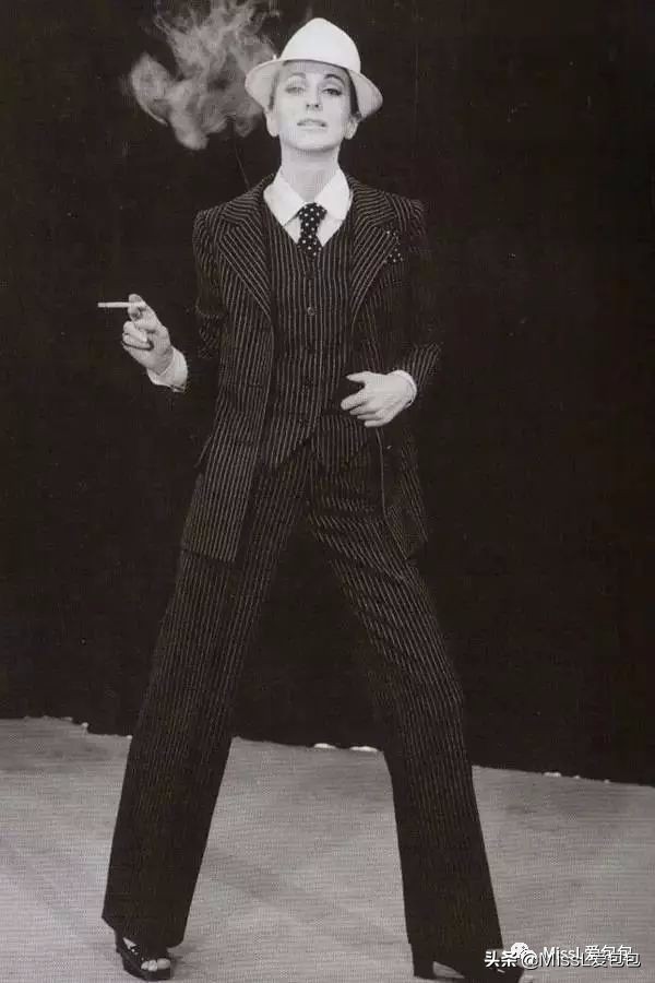 ysl圣罗兰最便宜的包多少钱,ysl圣罗兰化妆包红丝绒