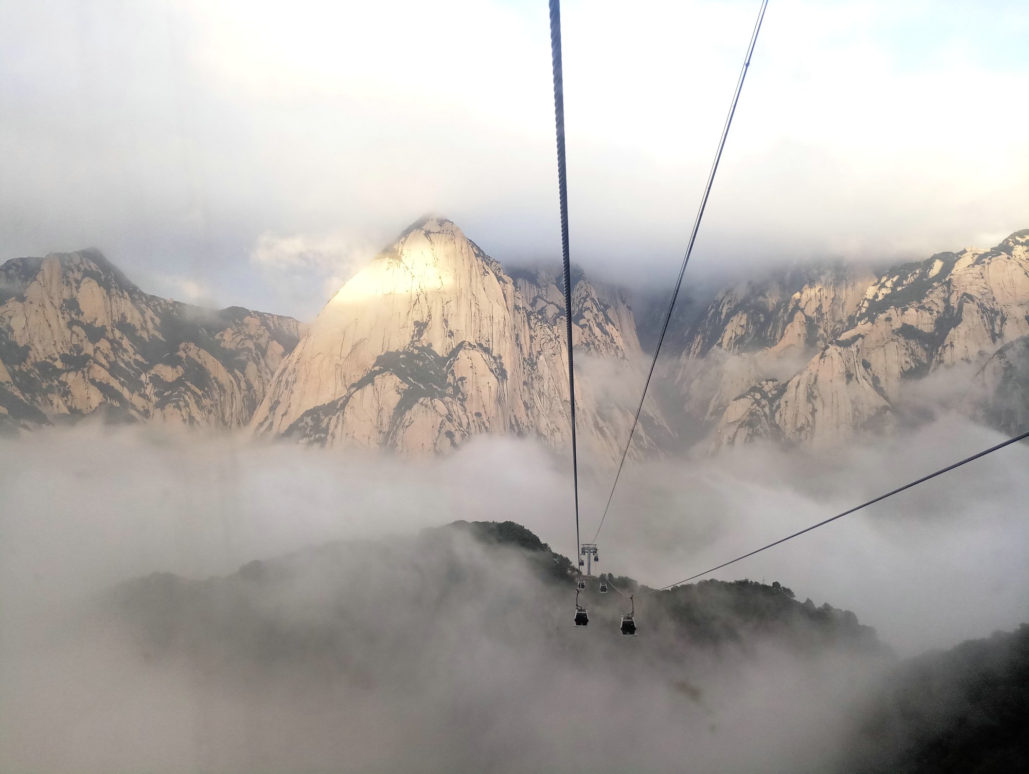 国内唯一一个同时跨山与水的索道,最震撼的索道缆车