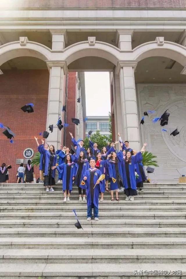 最“燃”研究生！浙工大64岁研究生毕业，老师称毕业论文写的最好