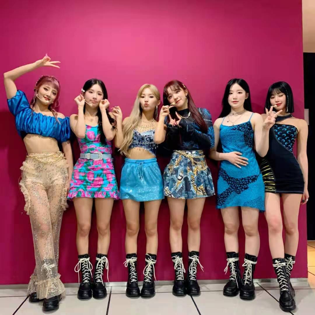 韩国女团穿“开裆裤”唱跳!露黑色*裤底**显不雅,迷惑穿搭遭吐槽