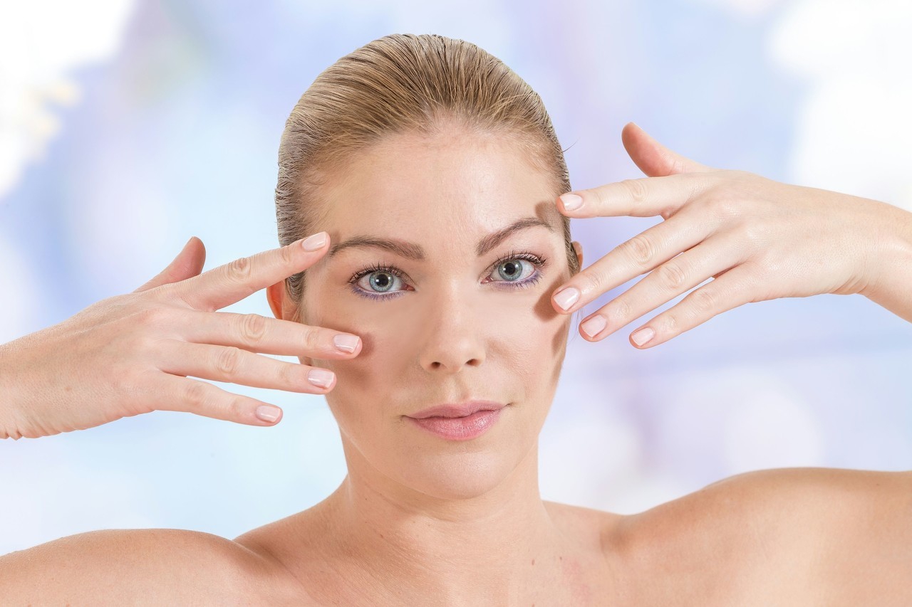 用眼霜长脂肪粒眼霜还能用吗,怎么使用眼霜才不长脂肪粒