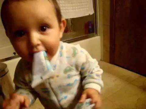 涂氟后牙齿上固体会吃下去么,涂氟涂到牙龈有损害吗