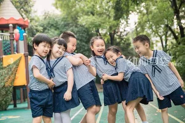 毕业最创意的毕业照多人,毕业照用什么造型好看