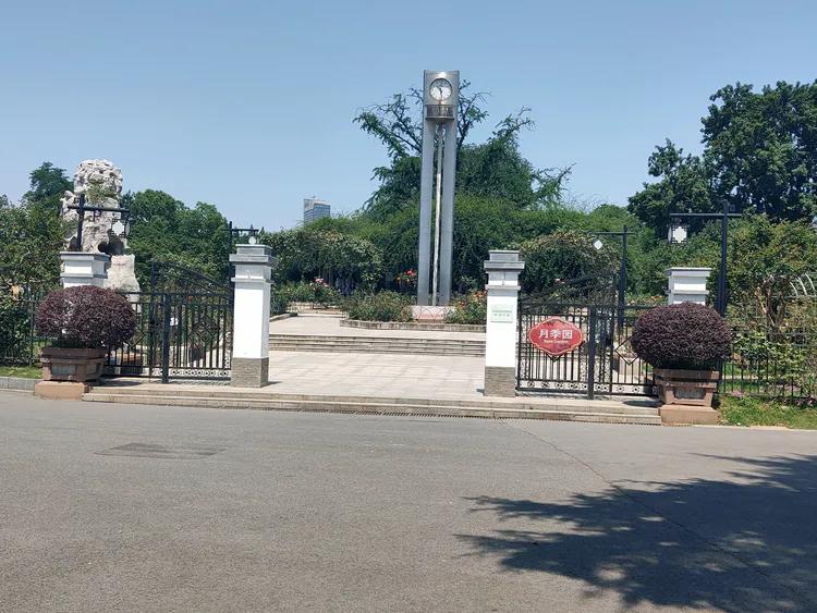 曾作为禁地，与外界隔绝二百六十多年的“玄武湖”，今日锣鼓喧天