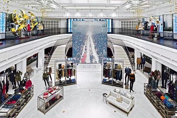 她曾是苹果最有权势的女人，称为库克的接班人，被开除后怎样了