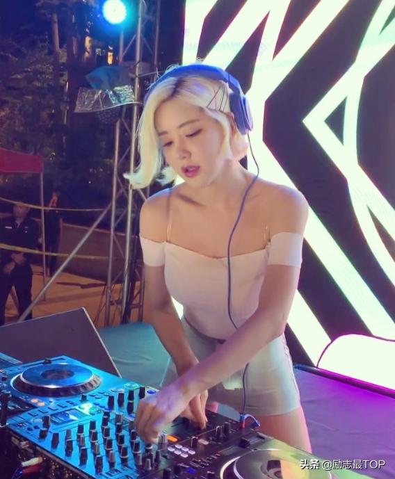 韩国DJSoda皮肤白到发光只是假象,胸和腋下都搽满美白防晒