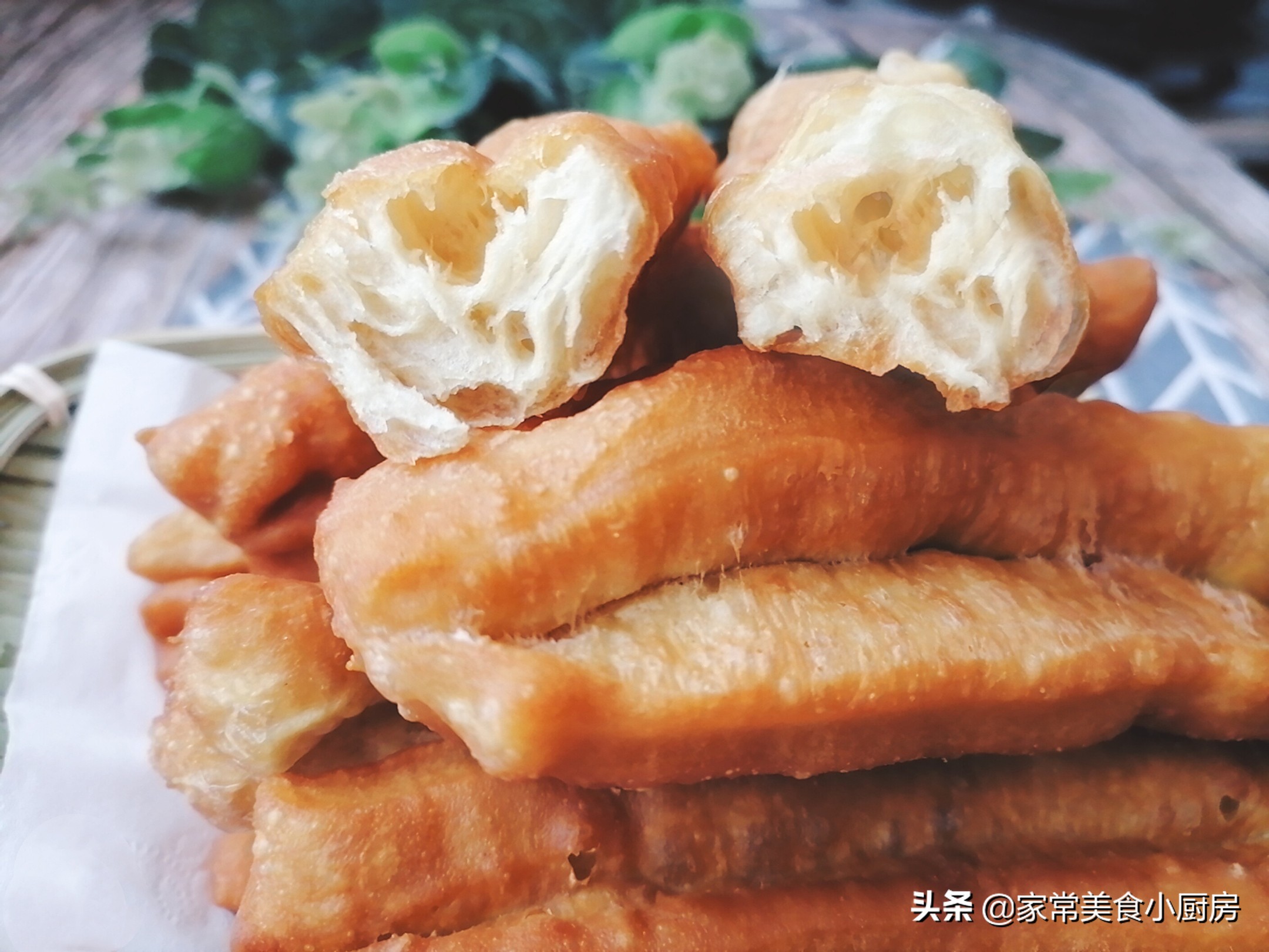 不用酵母也能炸出松软酥脆的油条,油条炸出来特别泡秘诀在哪里