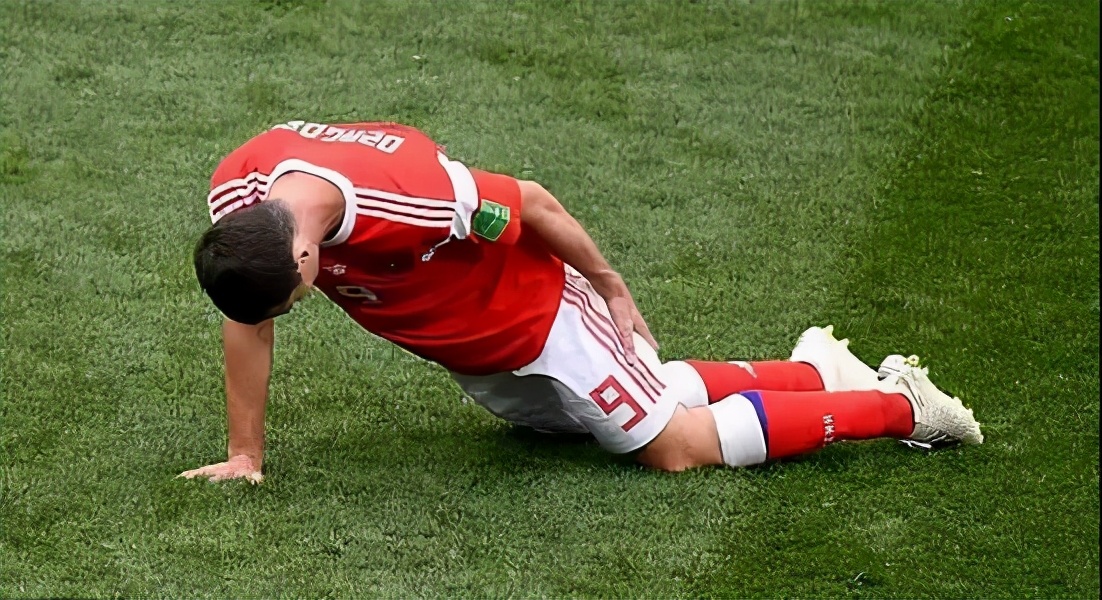 踢足球很容易伤到膝盖,踢足球常受的伤