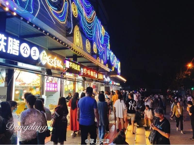 天津半夜还在排队的煎饼果子,天津深夜煎饼果子路边摊