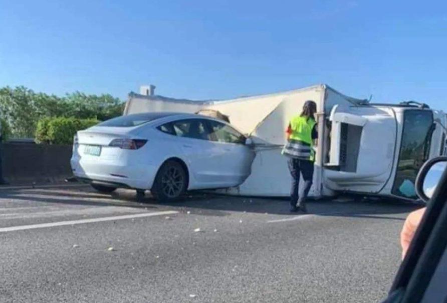 马斯克再怼小鹏汽车,特斯拉霸凌小鹏马斯克