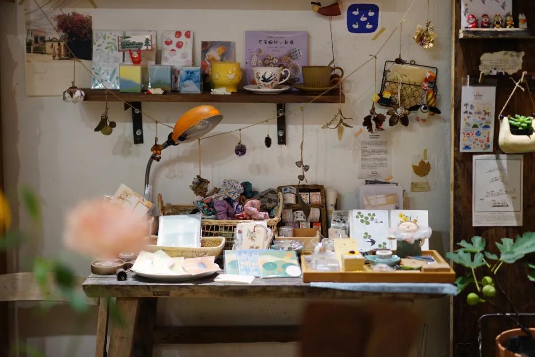 成都两个小姑娘开的老房子花艺杂货铺，外地游客不远千里专程打卡