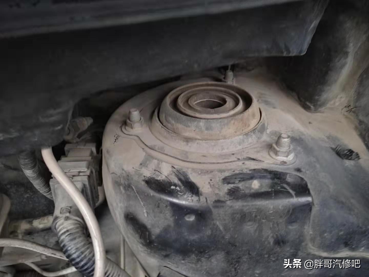 和悦RS检查时减震器意外脱落，吓的胖哥哆嗦一下