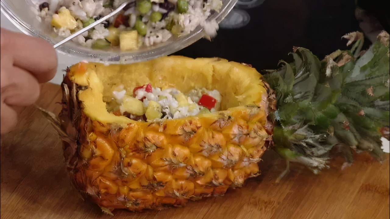 菠萝怎么吃要不要用盐水泡,菠萝为啥吃前要用盐水泡才能吃