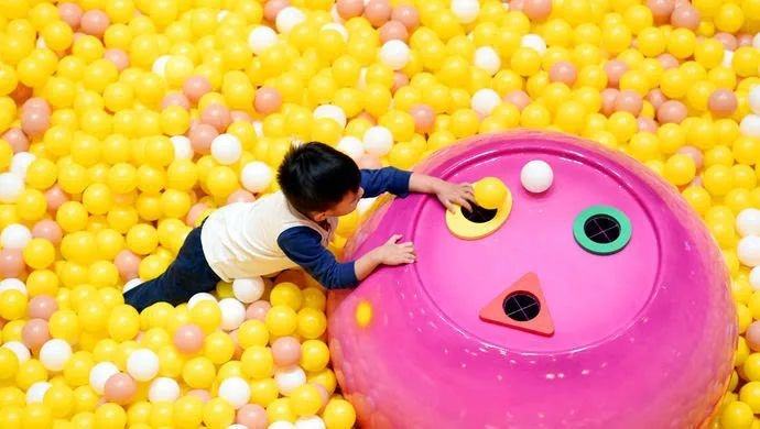 假期孩子想玩的游戏有哪些,2-3岁亲子玩球